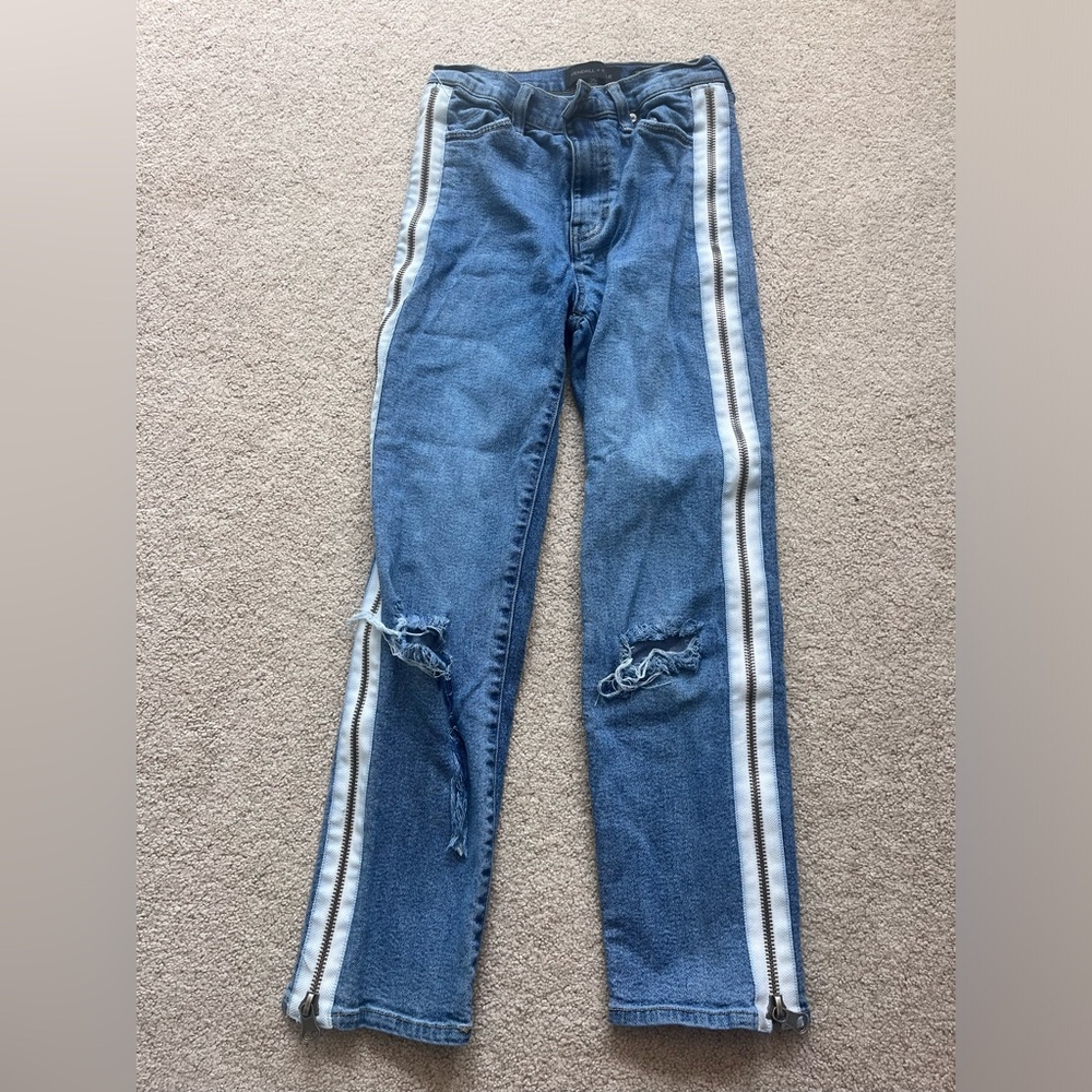 Kendall & Kyle high waisted jeans with zipper on the sides